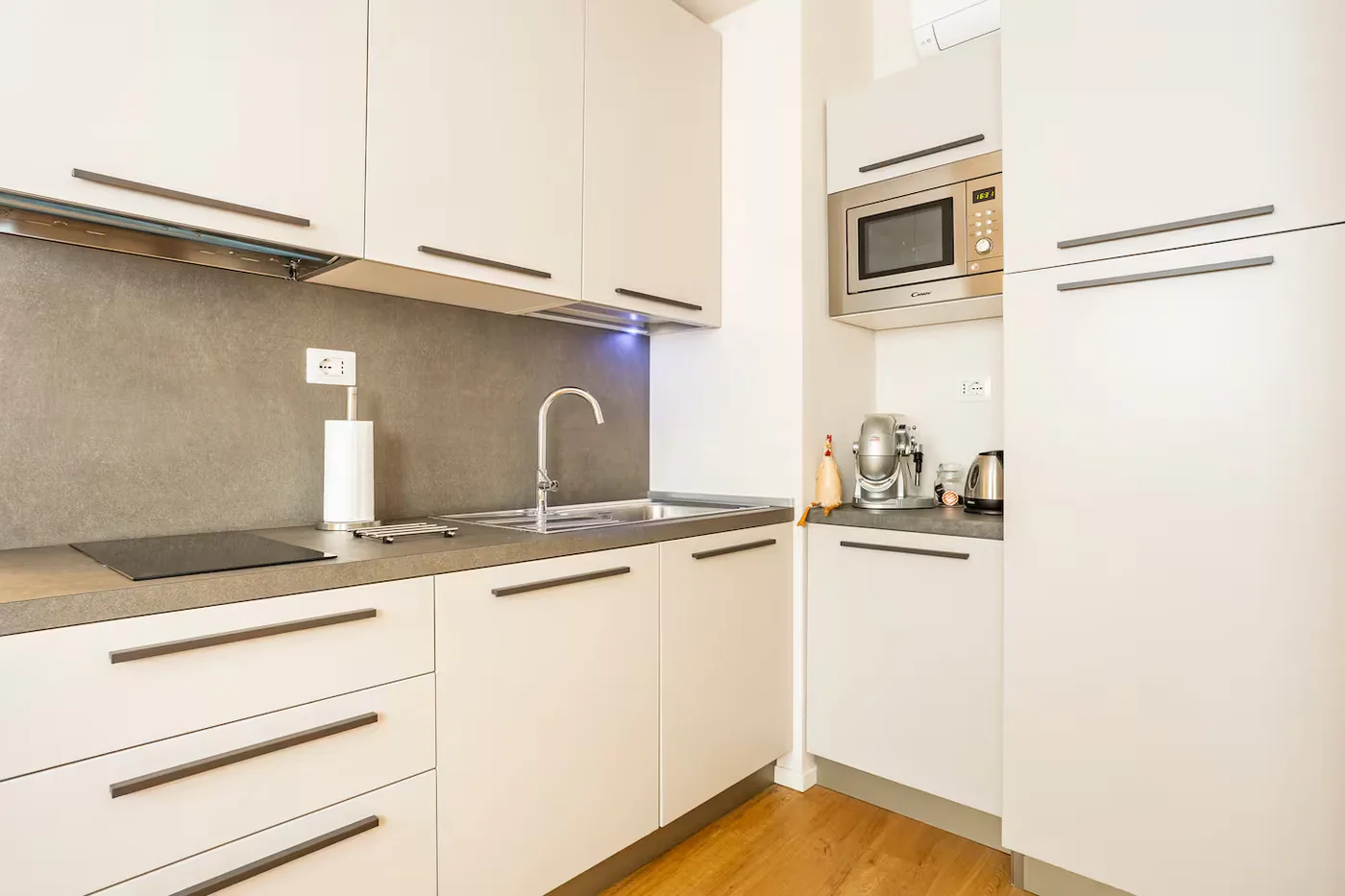 Angolo cottura del loft con microonde e macchina del caffè