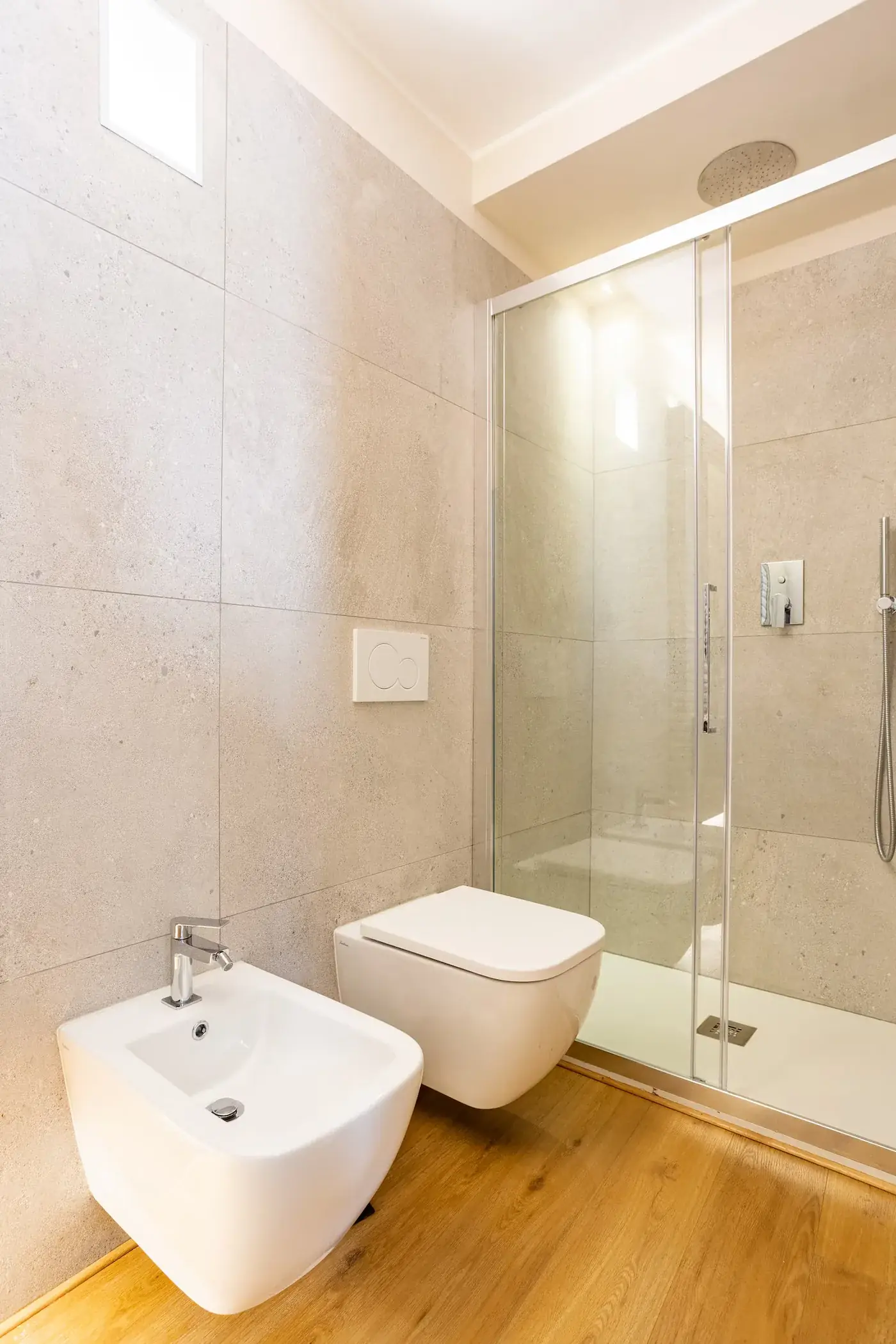 Bagno del loft con doccia molto spaziosa e bidet