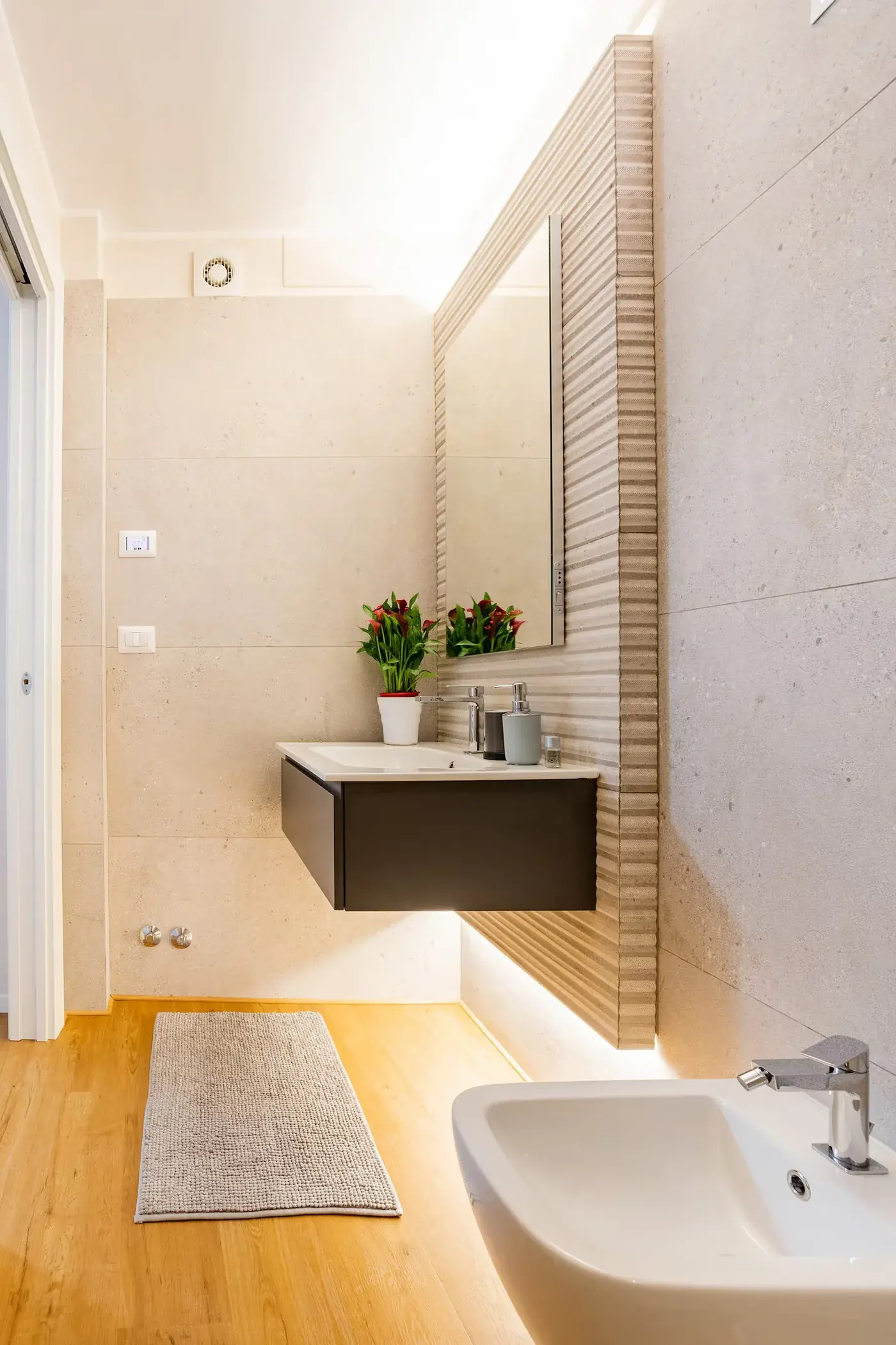 Lavabo e specchio del bagno del loft