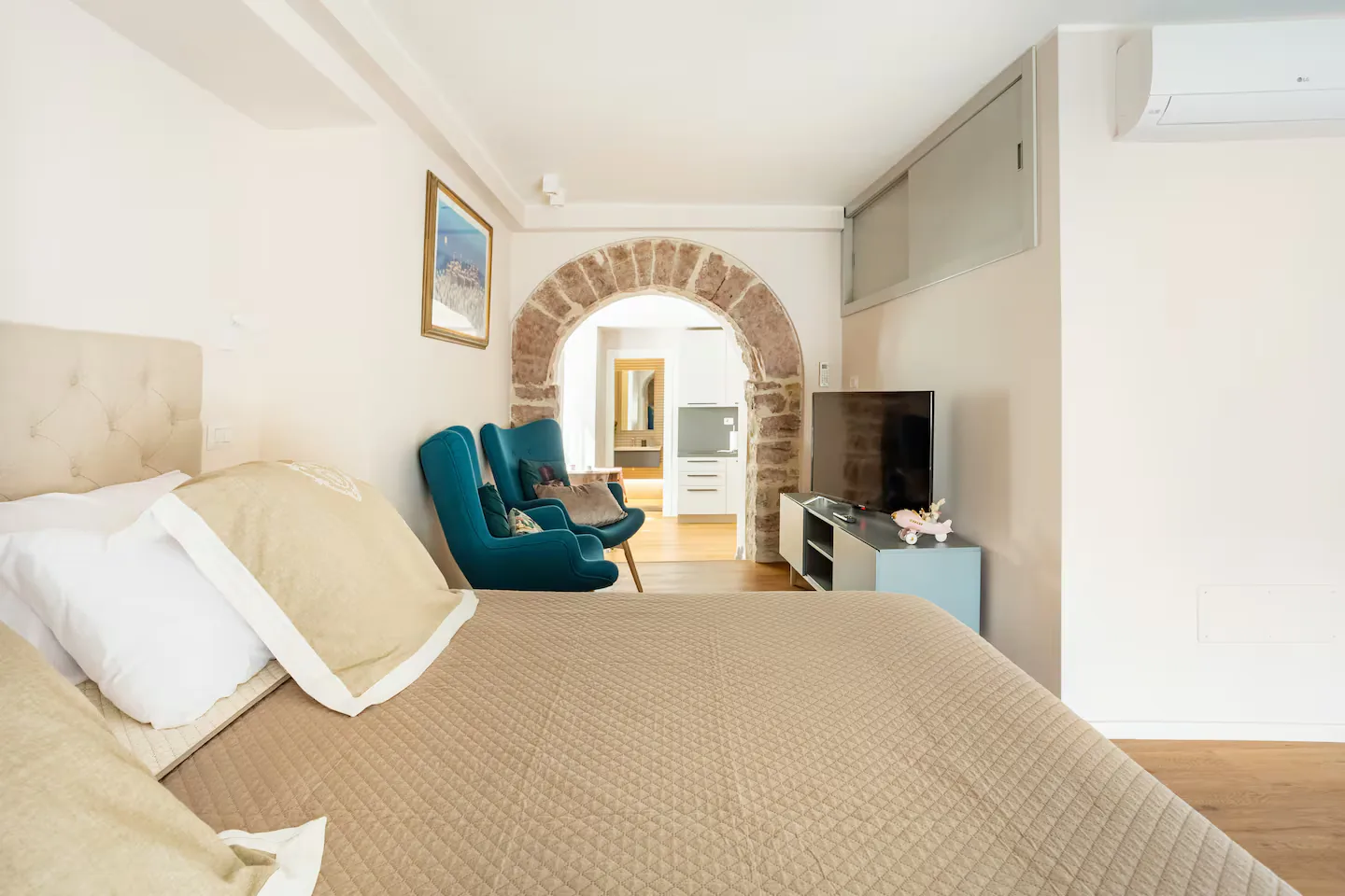 Fratello Sole luxury loft: camera con letto king size e arco in pietra ad Assisi