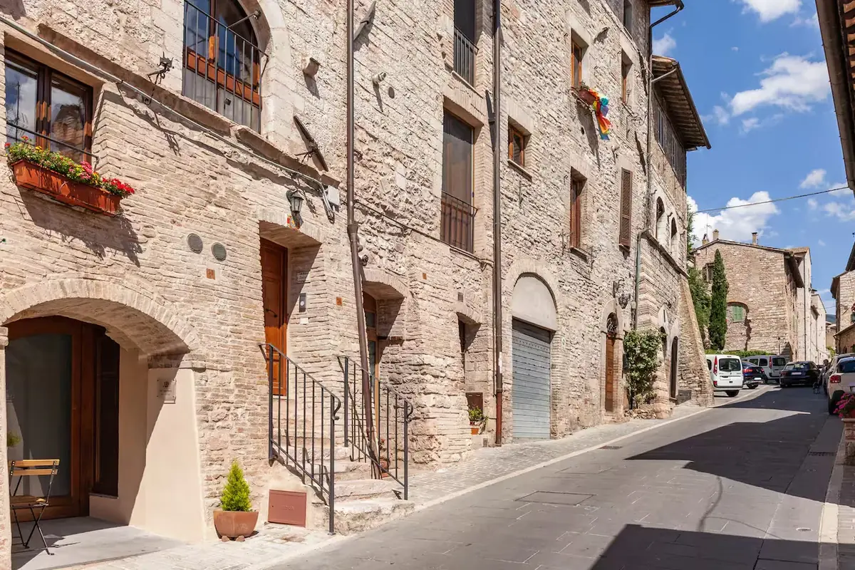 Facciata in pietra dell'edificio medievale che ospita il loft