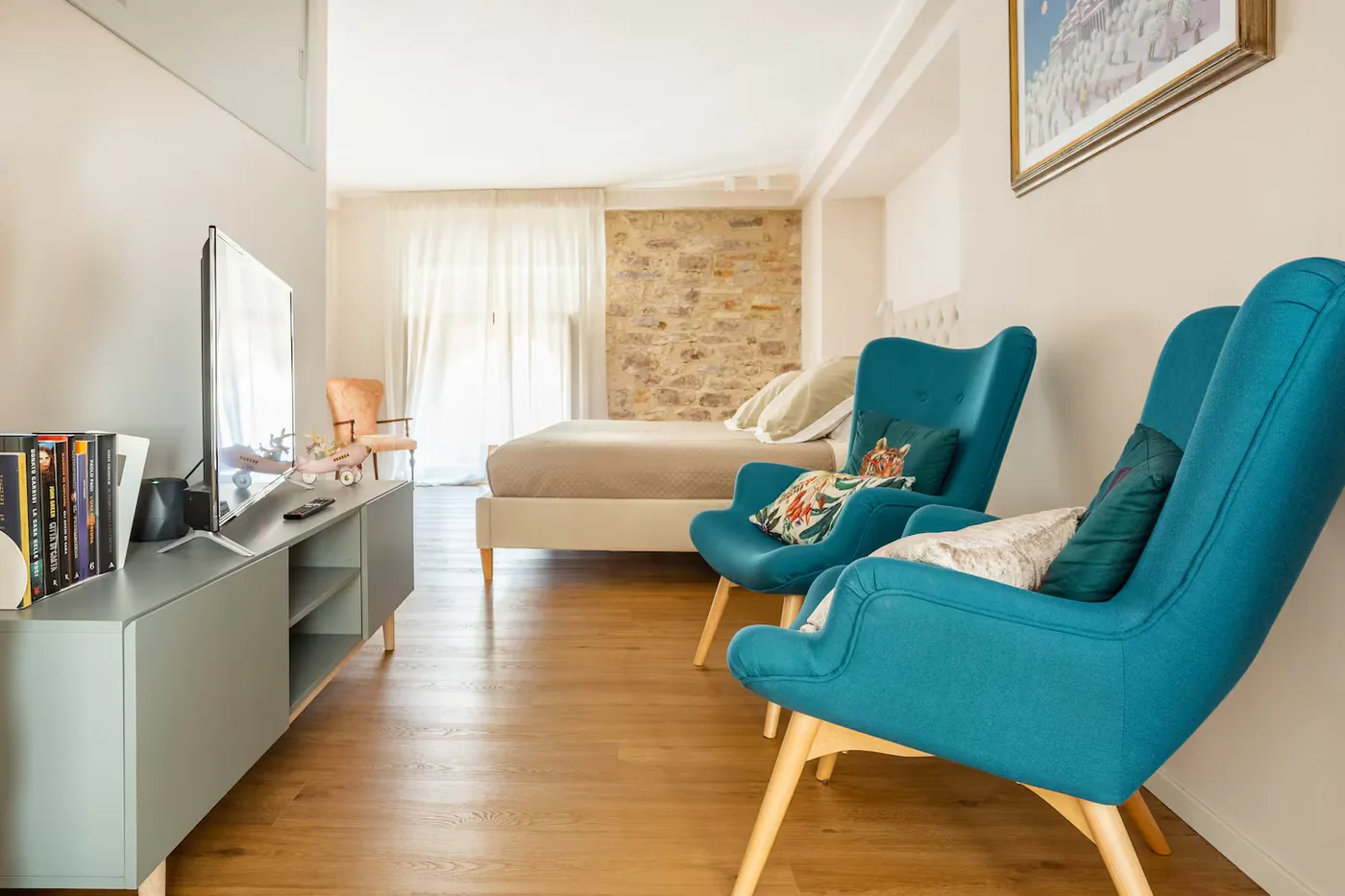 Salottino del loft con poltrone e Smart TV da 43 pollici