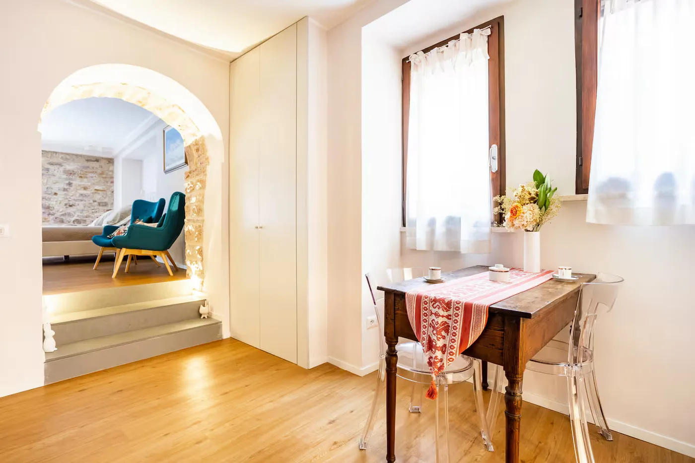 Tavolo da pranzo del loft sotto l'arco in pietra