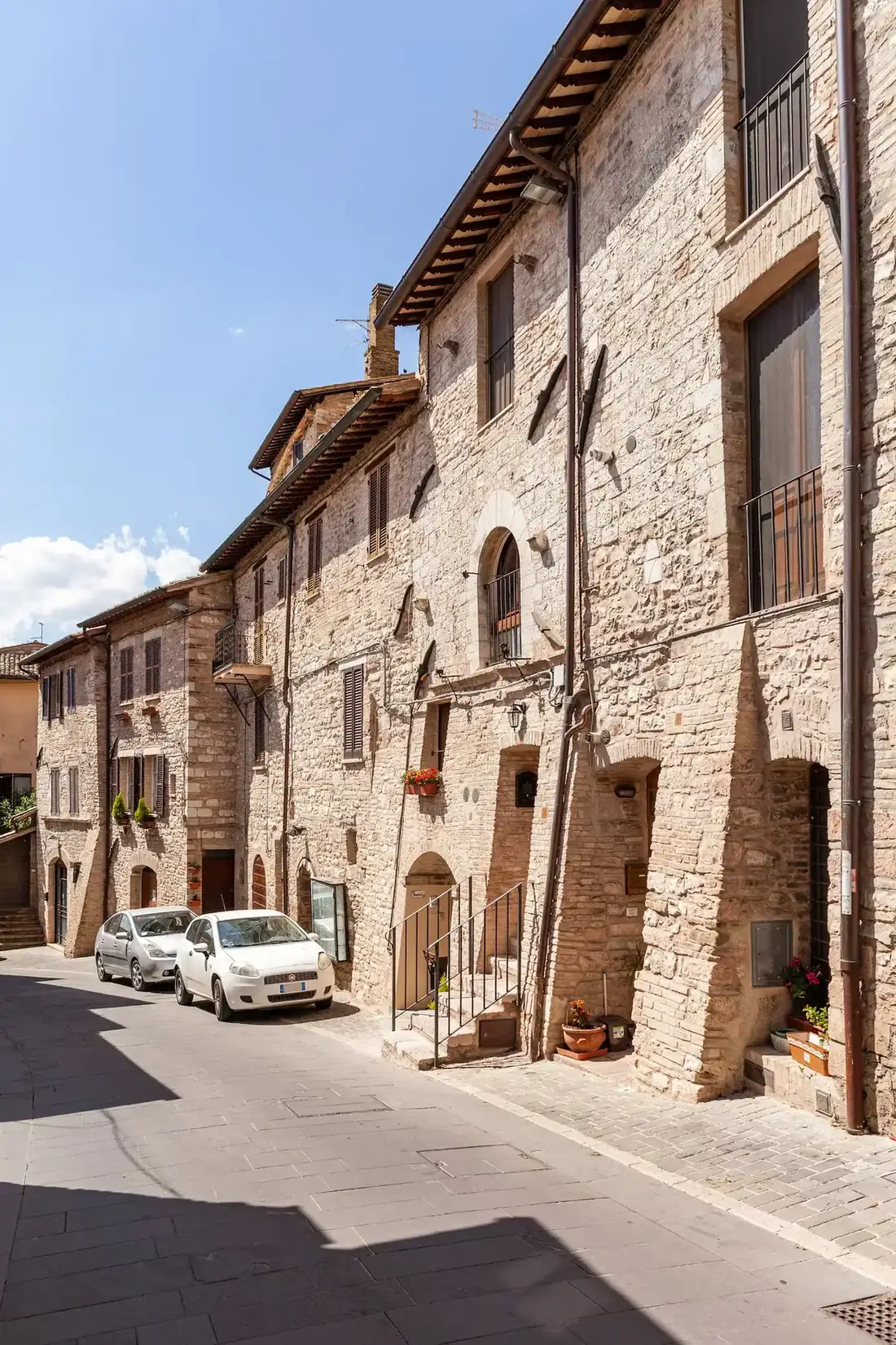 La via del centro storico di Assisi dove si trova il loft Fratello Sole
