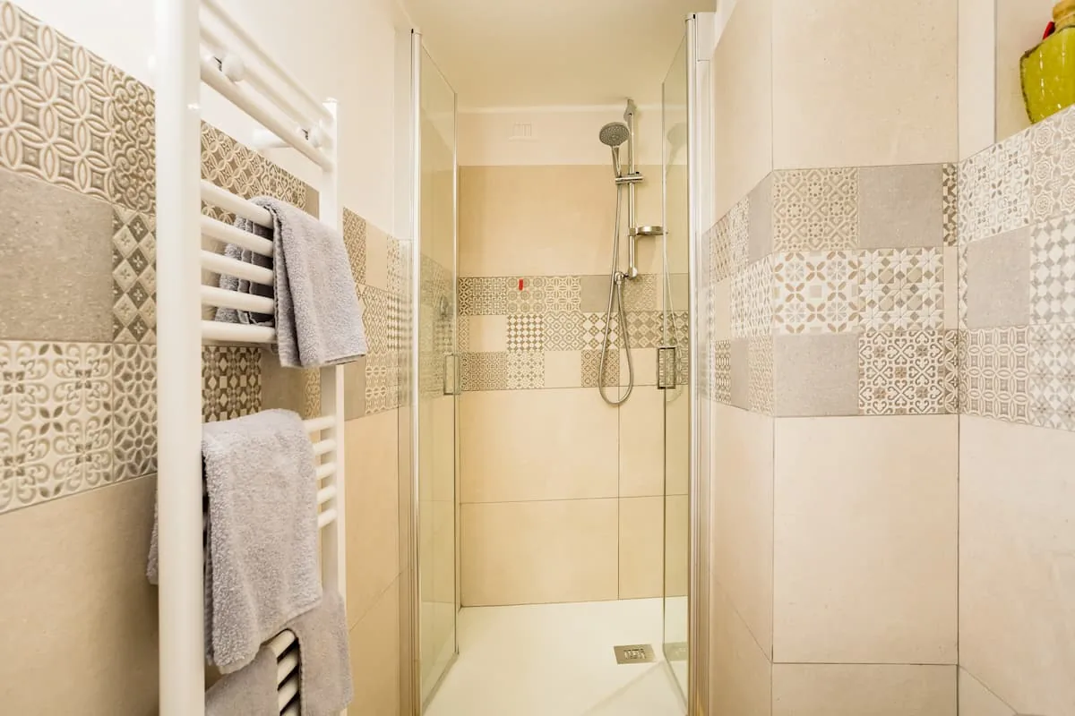 Bagno con doccia e termoarredo di Sorella Luna