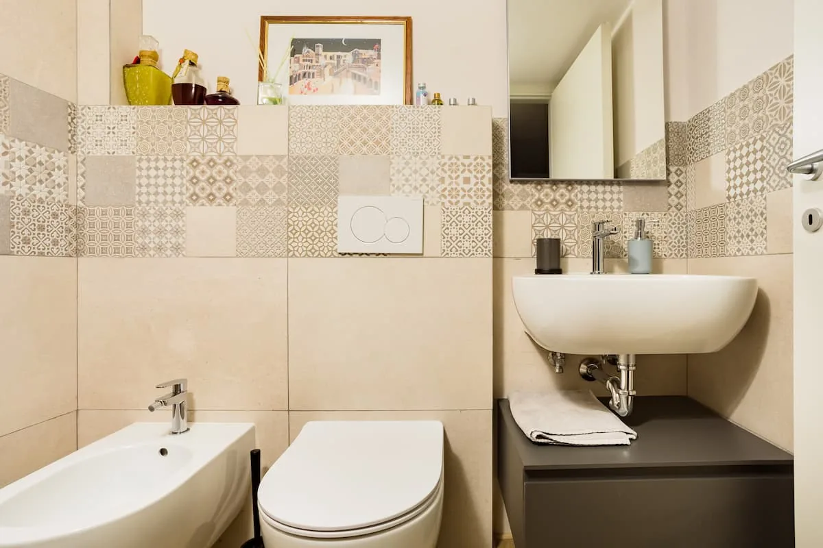 Lavabo, bidè e piastrelle decorate del bagno