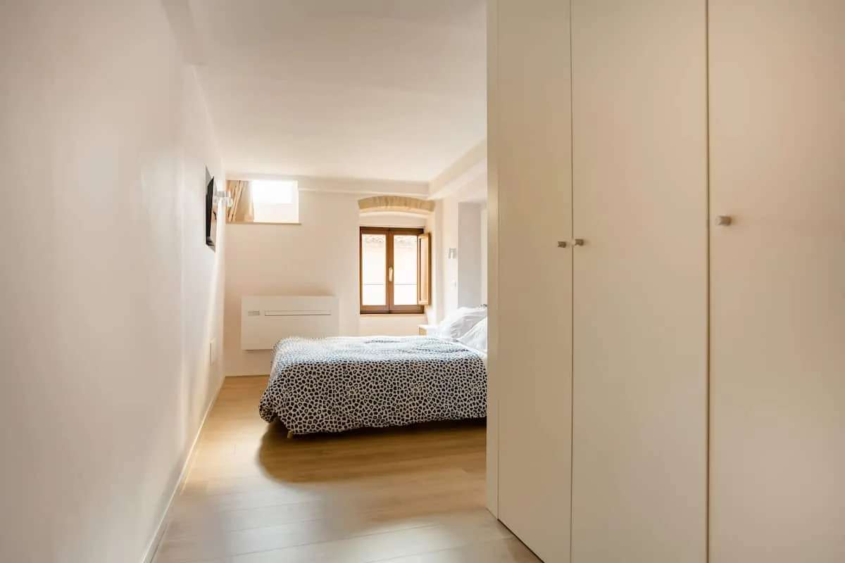 Disimpegno con armadi e accesso alla camera